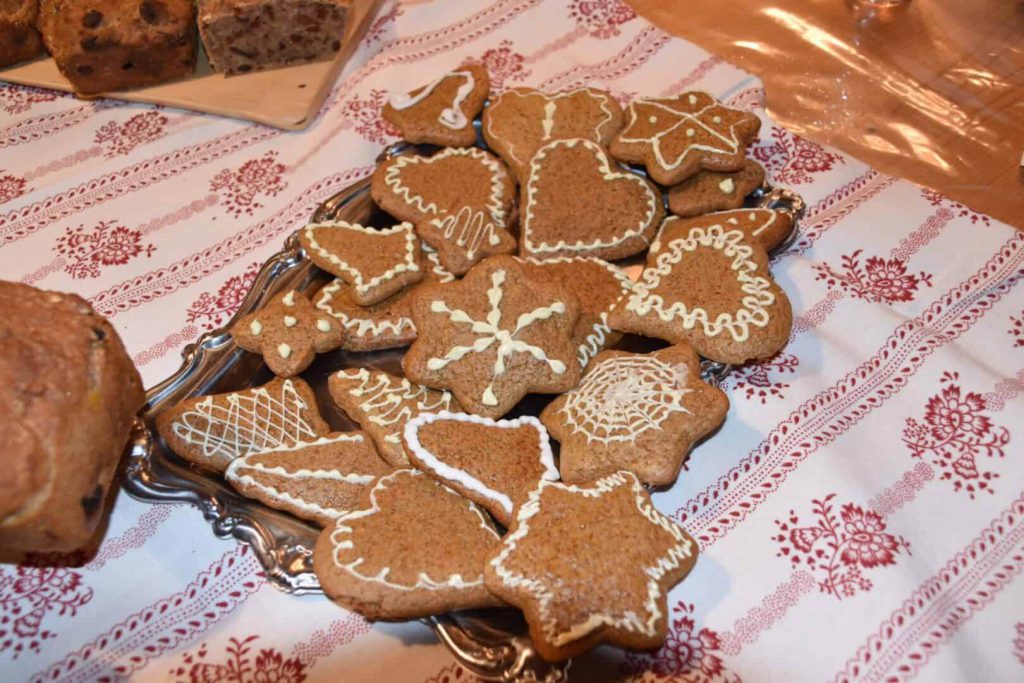 Lebkuchen in verschiedenen Formen, dekoriert mit Zuckerguss, auf silberner Platte.
