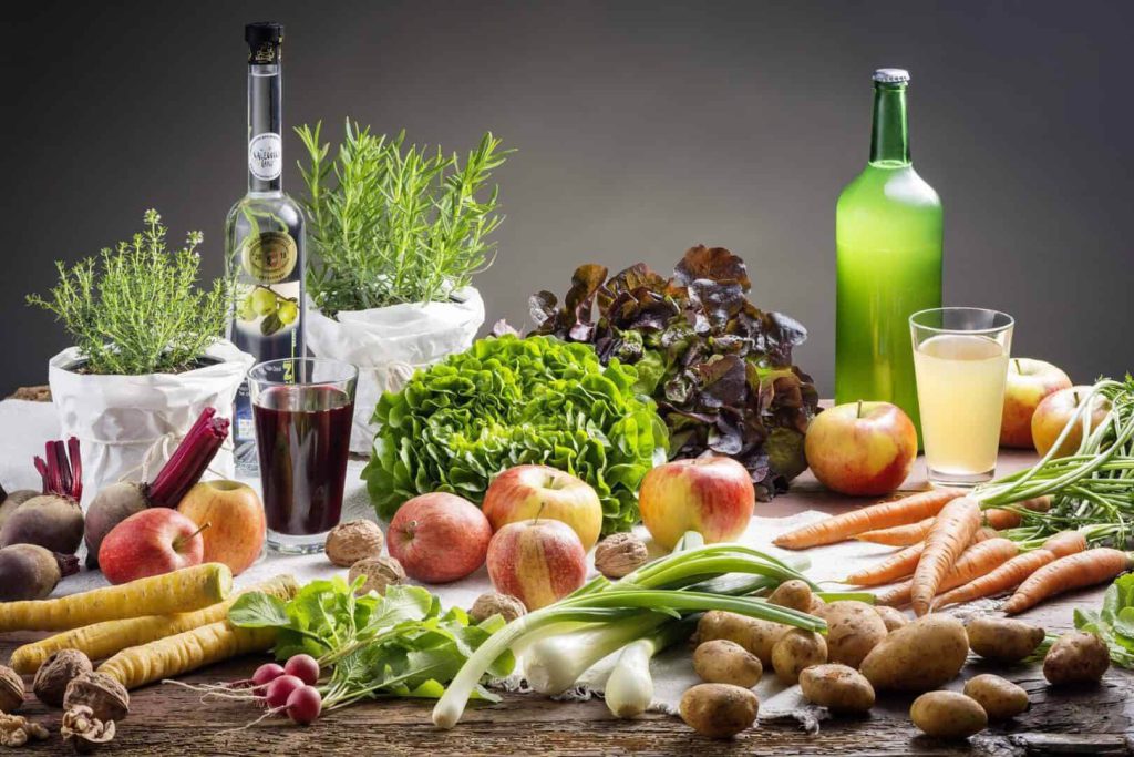 Frisches Obst, Gemüse und Kräuter auf einem Tisch, ideal für regionale Rezepte und Kochkurse.